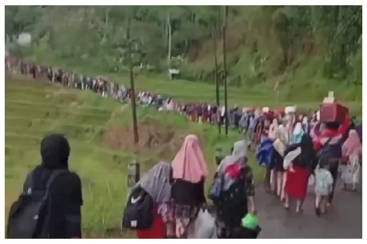 Didampingi Bupati, Ratusan Korban Tanah Bergerak Brebes Jalan Kaki Menuju Hunian Aman